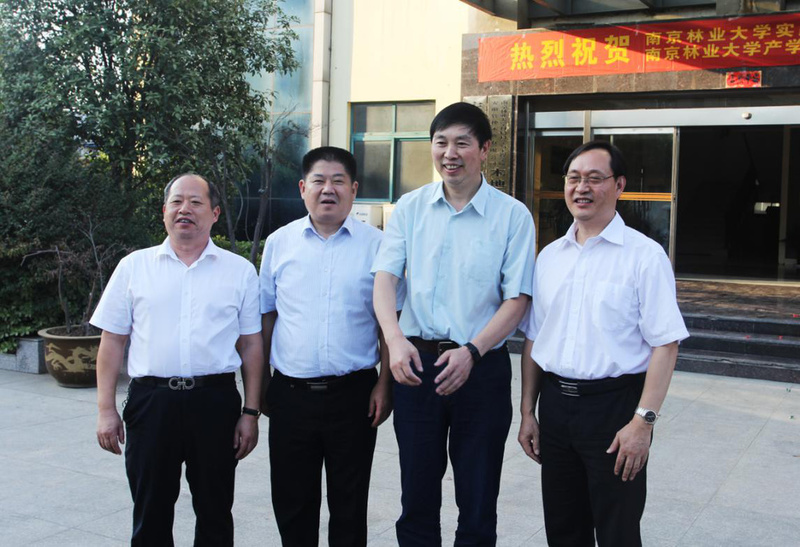 “南京林業(yè)大學(xué)產(chǎn)學(xué)研合作基地” “南京林業(yè)大學(xué)實踐教學(xué)基地” 落地安徽管仲木業(yè)(圖10) “南京林業(yè)大學(xué)產(chǎn)學(xué)研合作基地” “南京林業(yè)大學(xué)實踐教學(xué)基地” 落地安徽管仲木業(yè)(圖10)